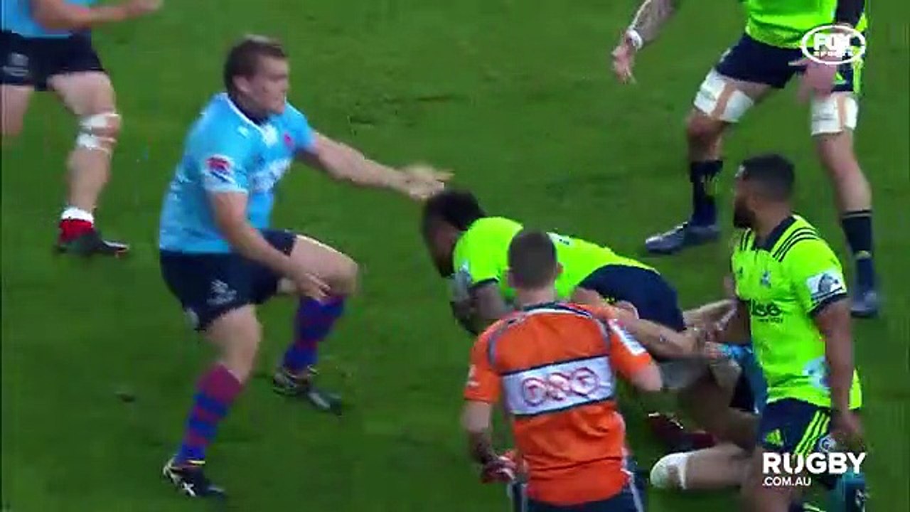 Un joueur de Rugby se prend pour un Bruce Lee contre son adversaire !