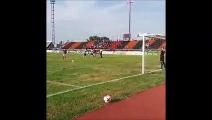 Goalkeeper in Venezuela attacks a player after conceding a Panenka penalty!