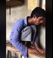 অন্ধ লোকের গান ****কানার হাট বাজার**** কোন বাদ্যযন্ত্র ছাড়াই কি সুন্দর সুর করে গানটা গাইলেন??