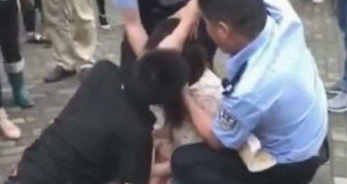 Veda Öpücüğü Aldığı Sevgilisinin Dilini Isırıp Bırakmayınca Polis Biber Gazı ile Müdahale Etti