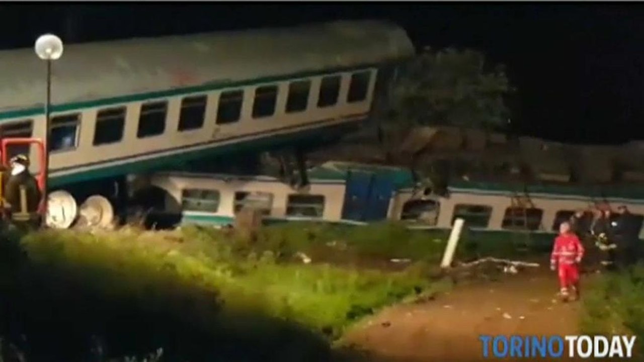 Turin: Lastwagen wirft Zug aus der Bahn