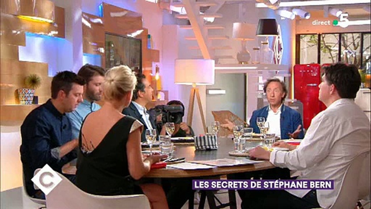 Stéphane Bern confie que la Reine Elizabeth II regarde... Secrets d'histoire sur France 2 ! Regardez