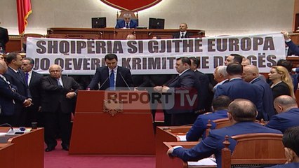 Tensionohet situata në Kuvend, deputetët e PD rrethojnë foltoren, banderolë para Ramës