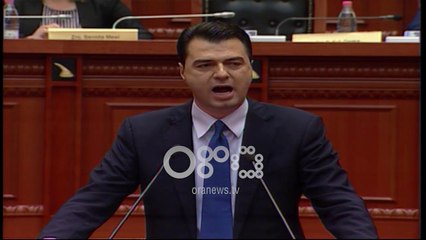 Ora News - Deputetët e opozitës bllokojnë foltoren e Kuvendit