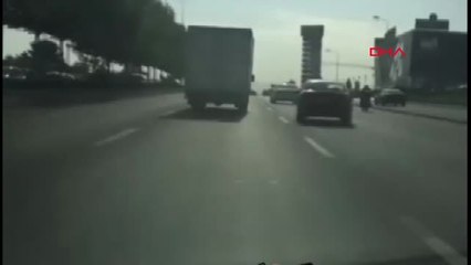 Kamyonet Sürücüsünün Trafiği Tehlikeye Düşürdüğü Anlar Kamerada