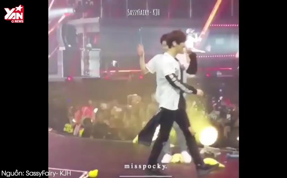 Fan không tin được gặp Sehun ngoài đời thật, cậu út EXO lại bày trò trêu chọc cực đáng yêu