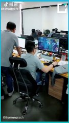 شاب مدمن العاب فيديو حتى في العمل