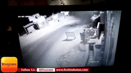 मंदिर से दान पेटिका चोरी करते हुआ युवक सीसीटीवी कैमरे में कैद
