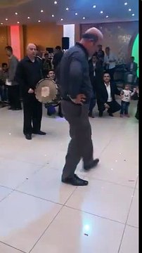 düğünde kendinden geçen amca