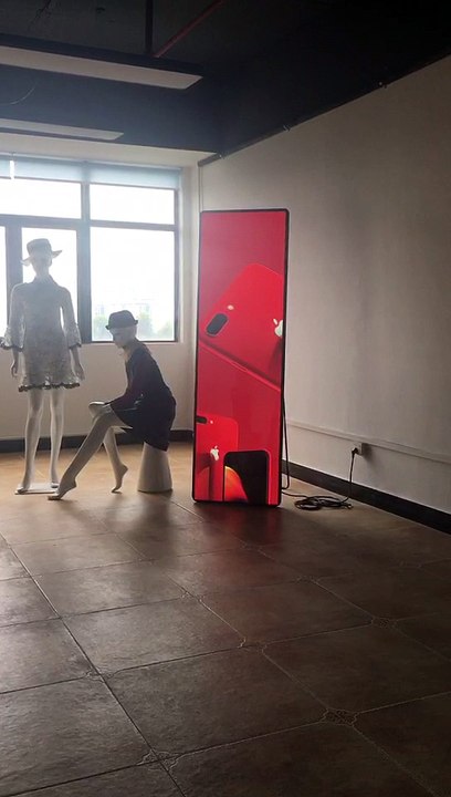 2.5mm Rental LED banner digital signage poster video demo for Red apple iphone advertising