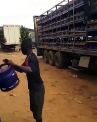 Cet homme a une drôle de façon de charger les bouteilles à gaz dans le camion.
