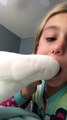 Un perroquet arrache une dent de lait à une fille