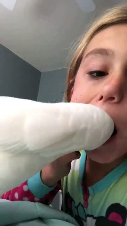 Un perroquet arrache une dent de lait à une fille