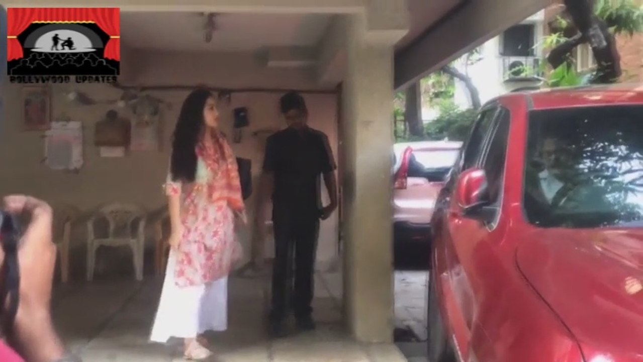 सारा अली खान अपने पिता सैफ अली खान के साथ दिखी बांद्रा में !