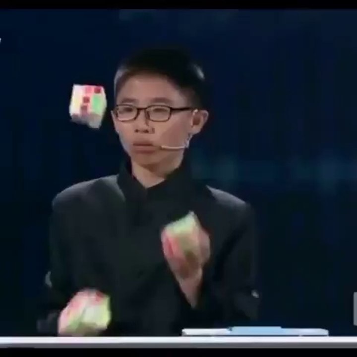 Il réussit 3 rubik's cube en jonglant !!!