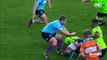 Un rugbyman met un violent coup de pied façon kung fu en plein visage d'un adversaire