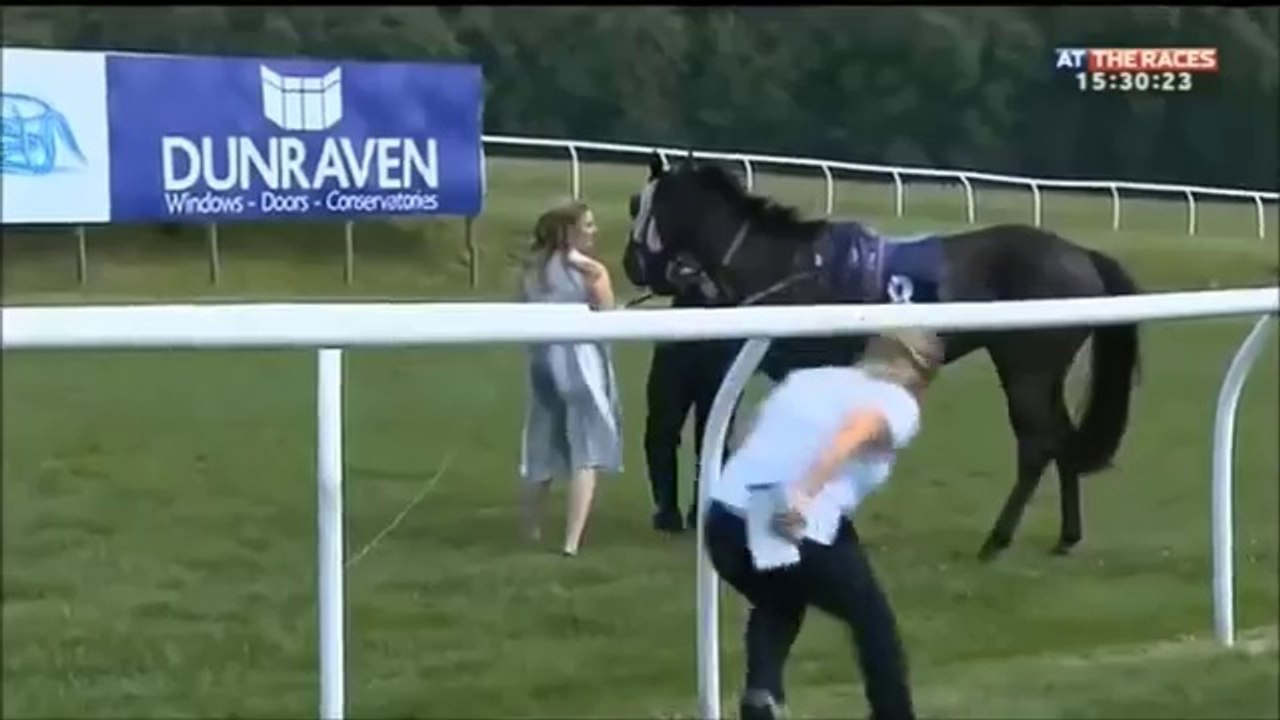 Une journaliste sportive rattrape un cheval sans jockey