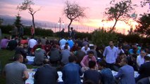 Ayasofya Camisi’nin bahçesinde, yer sofrasında iftar yaptılar