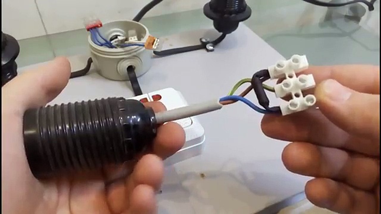 Мигает выключенная энергосберегающая лампа.