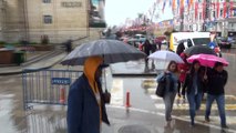 Sağanak yağışın su birikintileri oluşturduğu yollarda vatandaşlar, tahta paletlerin üzerinde yürüdü
