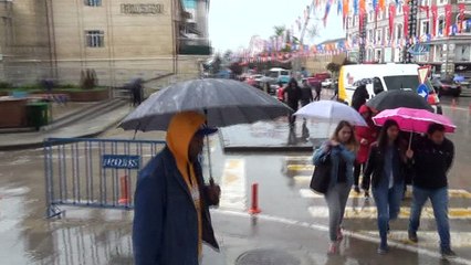 Sağanak yağışın su birikintileri oluşturduğu yollarda vatandaşlar, tahta paletlerin üzerinde yürüdü