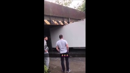 Un camion coincé sous un pont tente d'en sortir tout seul