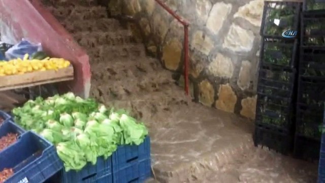 Bayburt’ta sağanak yağış...Yağış sonrası taşan sel suları şelale oluşturdu