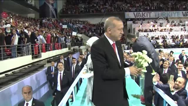 AK Parti Seçim Beyannamesini Açıklıyor - Cumhurbaşkanı Erdoğan Partilileri Selamladı - (2)