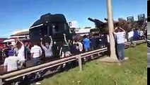 Caminhoneiros em greve aplaudem comboio do Exército
