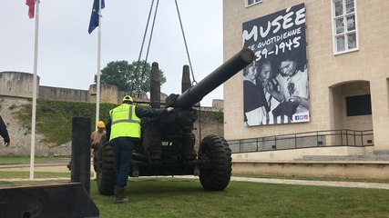Un canon installé devant le Mémorial des civils