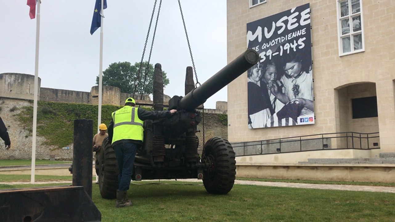 Un canon installé devant le Mémorial des civils