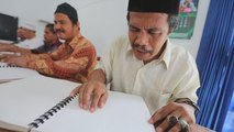Ser ciego no es una barrera para ser devoto en Indonesia