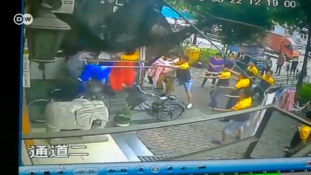 Câmeras registram salvamento de menino que caiu de prédio na China