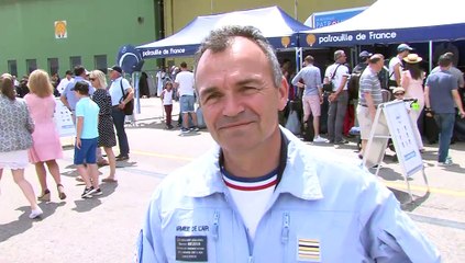 Le chef d'état-major de l'Armée de l'air et le directeur des équipes de présentation