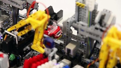 Il crée une usine de voiture en LEGO - LEGO Car Factory