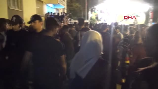 Şırnak Uludere'de Küçük Bir Kız, Sağanak Yağmur Altında Atatürk Büstü'ne Şemsiye Tuttu