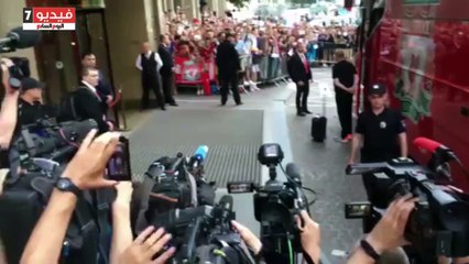 الجالية المصرية فى أوكرانيا تستقبل محمد صلاح بالهتافات أمام الفندق