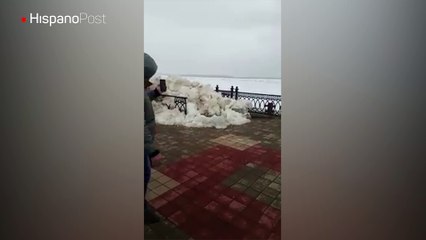 Una ola de hielo casi tapió un muelle en un pequeño pueblo siberiano
