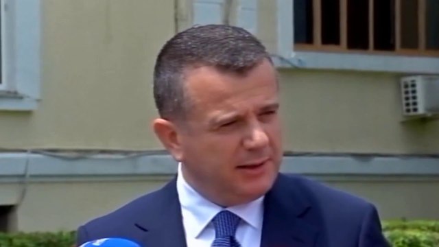 BALLA IRONIZON OPOZITËN BËJNË PROTESTË PËR BABALEN