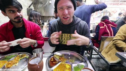 Скачать видео: American Tries INDIAN STREET FOOD in Chandni Chowk | Delhi, India