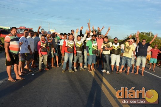 Manifestantes bloqueiam BR-230 em Cajazeiras