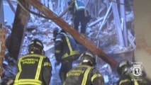 Los bomberos recuperan un cuerpo del derrumbe y continúan la búsqueda del otro sepultado