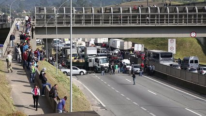 Huelga de camioneros paraliza Brasil y hunde a Petrobras