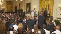 Trump condecora a un ex Navy Seal por liderar una acción de rescate en 2002