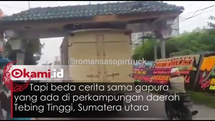Gapura Kampung Nyangkut  di Atas Truk Boks, Truk Tetap jalan