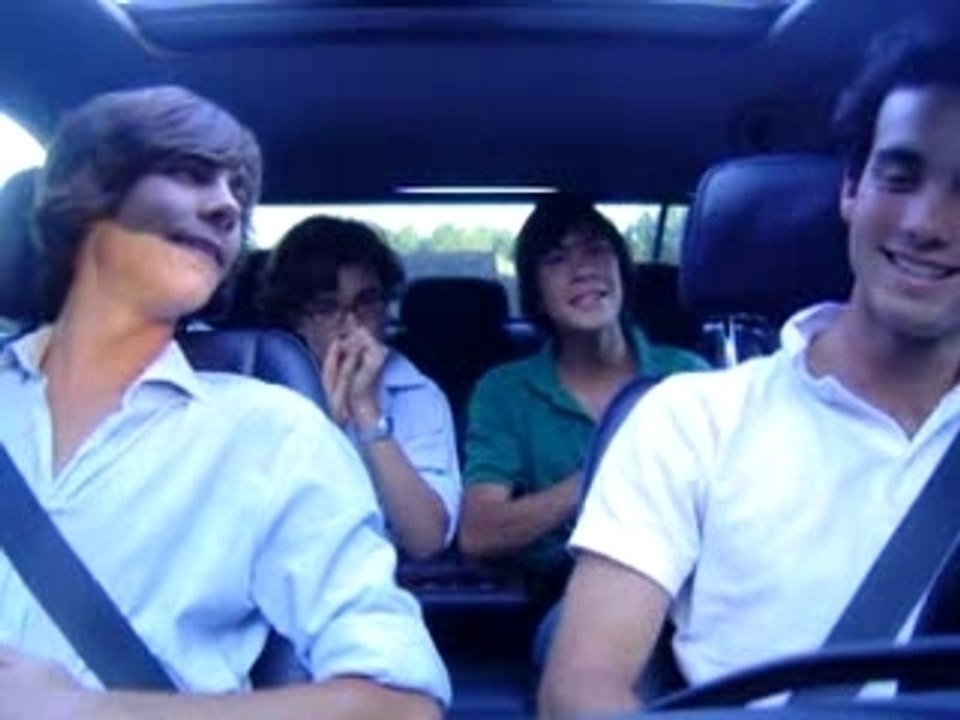 sketch bonne famille en voiture