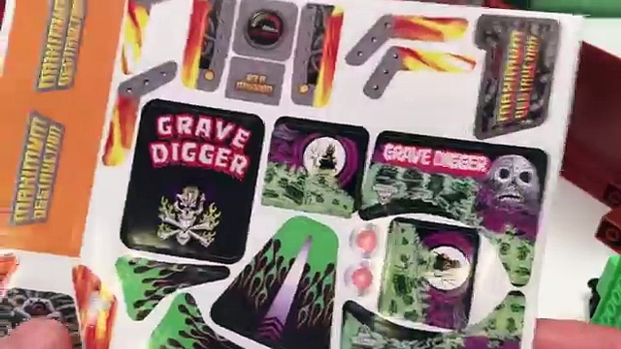 MONSTER JAM Monster Trucks Grave Digger vs. Maximum Destruction Knex