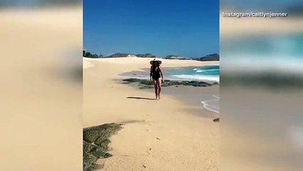 Bố dượng "cô Kim siêu vòng 3" mặc bikini trên biển