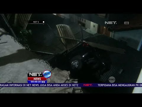 NEWSFLASH: 1 Unit Mobil Terjun Dari Lantai 3 Dan Menimpa Rumah NET5