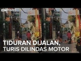 Tiduran Dijalan, Turis Dilindas Motor